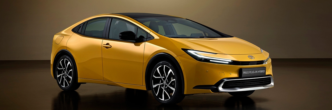 Toyota-vijfde-generatie-Prius-Plug-in-Hybrid-exterieur-rechts-voor-geel.jpg